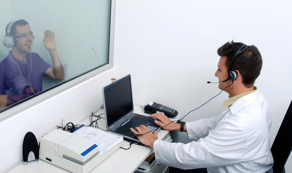 Especialista en audiología atendiendo paciente en CDMX